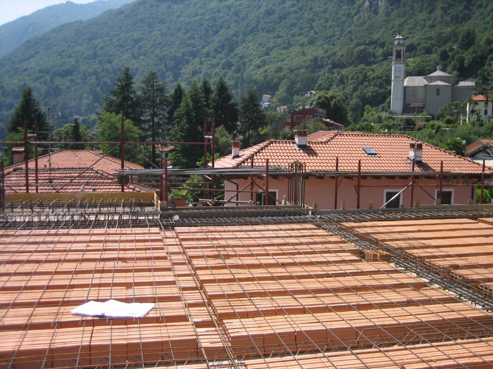 Al fine di evitare frecce eccessive, è opportuno inserire a metà campata i cosiddetti "travetti rompitratta". Si tratta di una fila di pignatte più basse, che consentono quindi di avere una sezione maggiore di calcestruzzo